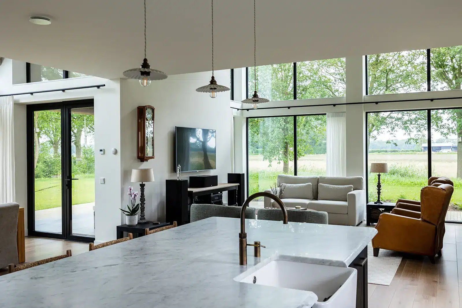 Landelijke nieuwbouw woning in Wesepe - Keuken met panorama uitzicht