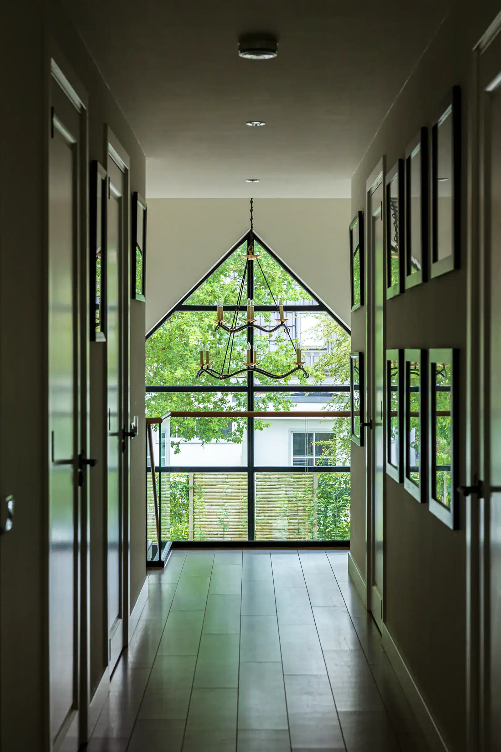 Landelijke nieuwbouw woning in Wesepe - hal bovenverdieping met zichtlijn vide