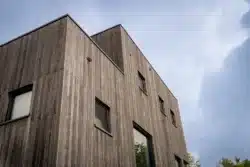 Detail van de houten gevel van de nieuwbouwwoning in Deventer met strakke lijnen en natuurlijke uitstraling.