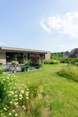 Weelderige bloementuin in de achtertuin.