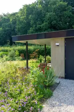 Detail van de moderne woning omringd door groen in Diepenveen.