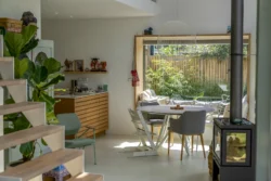 Keuken en eethoek met houten trap en natuurlijke materialen in Deventer.