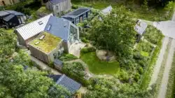Luchtfoto van het tiny house in Deventer met groene tuin en omliggende woningen.