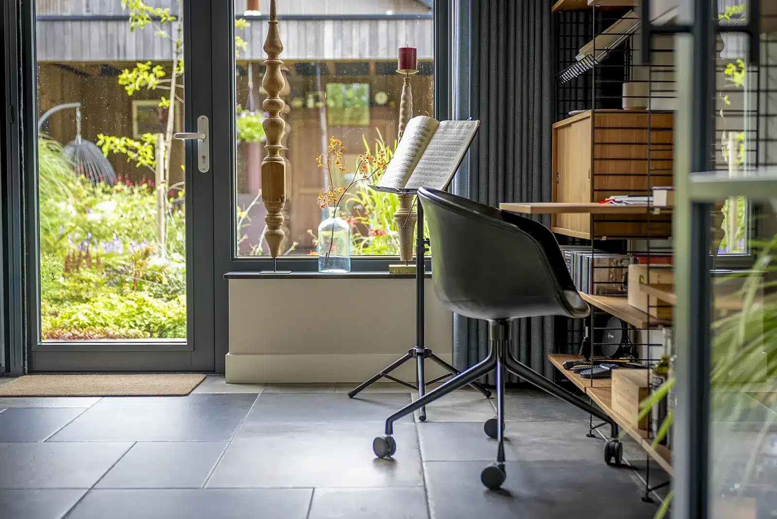 Muziekkamer met uitzicht op de tuin in de woning in Deventer.