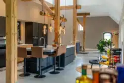 Open keuken en woonruimte in Okkenbroek met zichtbare houten constructie.