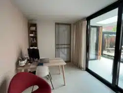 De werkkamer in de uitbouw in Zwolle.
